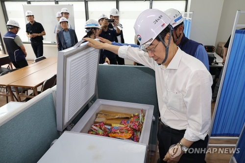 한덕수 국무총리가 8일 폭염 대응 건설 현장 점검을 위해 서울 성북구 장위4구역 주택정비사업 지구를 방문해 현장을 둘러보고 있다.