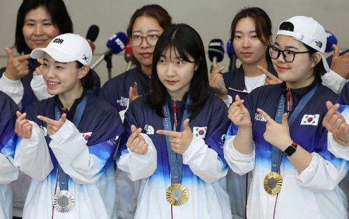 2024 파리 올림픽 사격 선수단이 지난 7일 인천국제공항을 통해 귀국한 후 기념 촬영을 하고 있다. 사진=연합뉴스