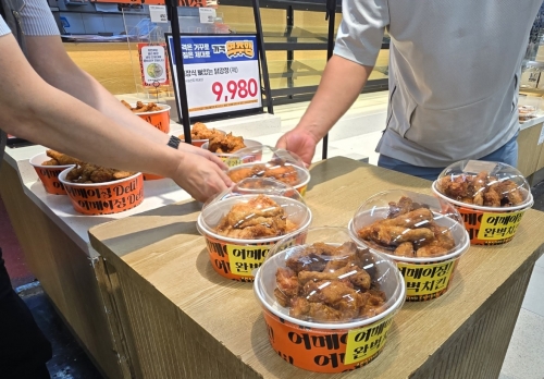 '어메이징 완벽치킨'을 매대에 내려놓자마자 집어드는 모습. [사진 = 안솔지 기자]