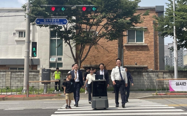 한국도로교통공단과 경찰청, 현대차‧기아 로보틱스랩, 의왕시와 함께 경기도 의왕시 부곡파출소 앞 사거리에서 실외이동로봇 시연회를 진행했다.(사진제공=도로교통공단)