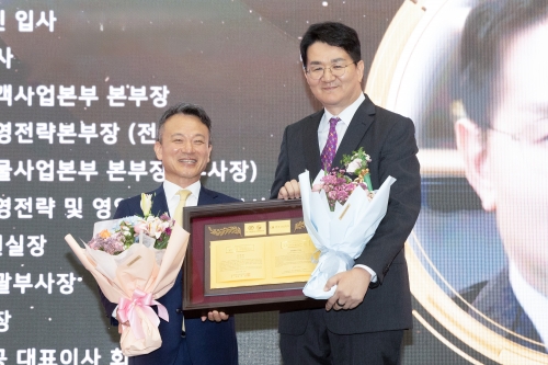 조원태 한진그룹 회장(오른쪽)은 13일 경북 경주화백컨벤션센터에서 한국경영학회와 매일경제신문이 공동주최한 하계융합학술대회에서 '제39회 2024년 대한민국 경영자대상'을 수상했다.[사진=대한항공]