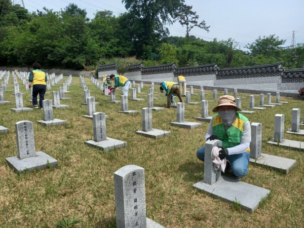 공무원연금공단(이사장 김동극) 광주·전북지부와 애국화조경봉사단(단장 김방섭)은 제79년 광복절을 맞아 13일 묘역 가꾸기, 태극기 나눔 활동을 펼쳤다.