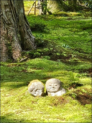 ▲이끼정원. 와라베 보살 (웃는 동자보살)