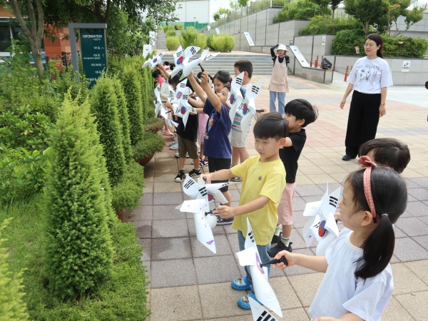 한국서부발전 직장보육시설인 새빛어린이집 어린이들이 직접 만든 태극기 바람개비를 흔들면서 제79주년 광복절의 의미를 되새기고 있다.