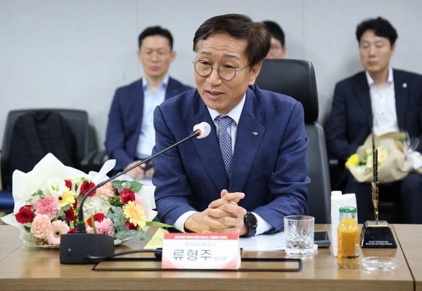 2024년 제1차 윈윈 아너스 기념패 수여식에서 한국수자원공사 류형주 부사장이 수상소감을 밝히고 있다. 한국수자원공사는 이번 윈윈 아너스에서 물 관련 전문 데이터를 민간에 제공하는 디지털 민관협력 플랫폼인 워터라운드를 통해 유망 기업의 디지털 솔루션 기획, 개발, 유통 전 과정에서 서비스를 제공하고 기업 지원 프로그램을 운영하여, 참여기업들과의 공동 성과 창출 노력이 높이 평가 받아 수상하게 되었다.