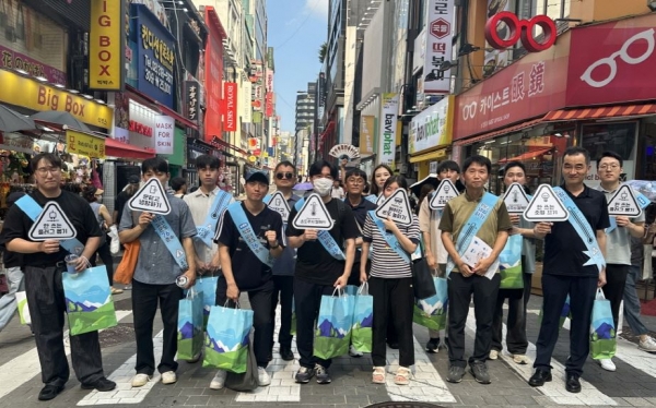 한국가스공사는 8월 14일 서울 명동에서 '문 닫고 냉방하기 에너지절약 캠페인'을 진행했다.