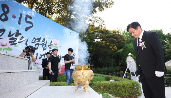 도성훈 인천시교육감이 제79주년 광복절인 15일 오전 인천 미추홀구 수봉공원내 현충탑을 찾아 참배하고 있다.