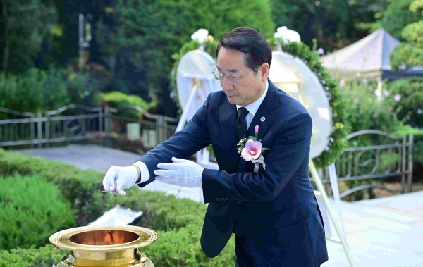 유정복 인천광역시장이 15일 제79주년 광복절을 맞아 수봉공원 현충탑에서 헌화와 분향을 하고 있다.
