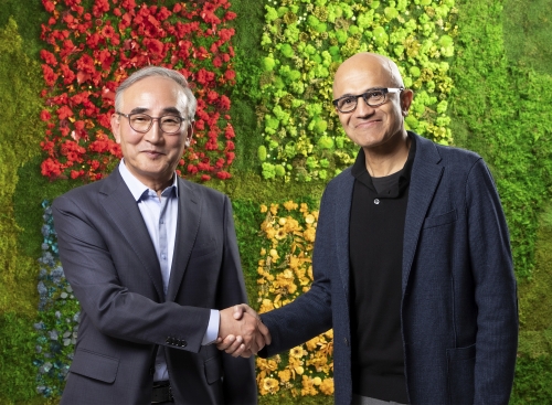 김영섭 KT 대표(왼쪽)와 사티아 나델라 마이크로소프트 CEO 겸 이사회 의장이 전략적 파트너십 체결 후 기념촬영을 하고 있다. 사진=KT