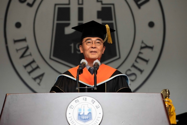 16일 인하대 본관 대강당에서 열린 2024년 8월 학위수여식에서 조명우 총장이 훈사를 하고 있다.