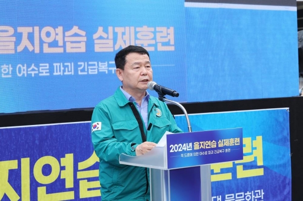 한국수자원공사(K-water, 사장 윤석대)는 '2024 을지연습'의 일환으로 8월 20일 장흥댐 일원에서 군, 경, 소방, 행정기관 등 관계기관과 테러 대응 합동 훈련을 시행했다. 윤석대 한국수자원공사 사장이 훈련에 대한 강평을 전하고 있다.