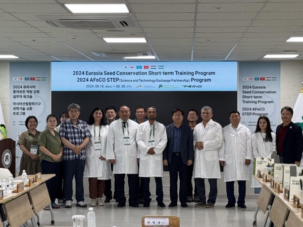 8월 19일부터 30일까지 국립백두대간수목원에서 개최되는 '유라시아 종자 보전 역량 강화 실무자 워크숍'에 참여한 종자 보전 네트워크 실무자들이 한창술 국립백두대산수목원장(오른쪽에서 다섯 번째)과 함께 기념사진을 촬영하고 있다.