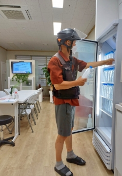 ▲ 성동구 필수 플랫폼 노동자 쉼터에서 이동노동자들이 얼음 생수를 이용하는 모습 [사진= 성동구 제공]