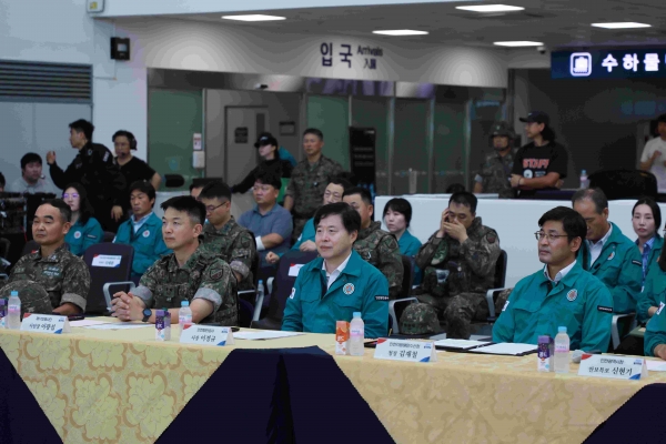 IPA 이경규 사장이 을지연습 관련 설명을 듣고 있다.(사진제공=인천항만공사)