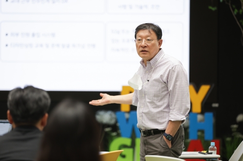 허태수 GS 회장이 GS그룹의 디지털 혁신을 주도하고 있는 52g 협의체에 참여해 현장 직원들의 자발적인 혁신 참여의 중요성을 강조하고 있다.[사진=GS]