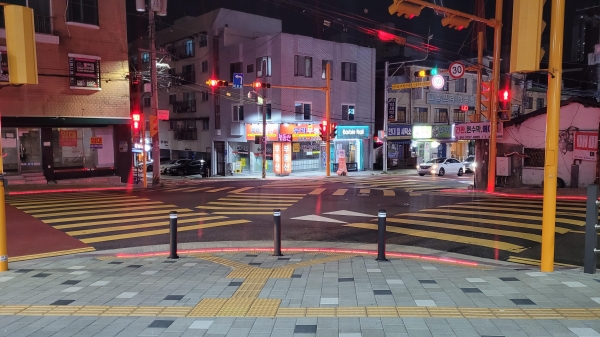 인천시는 안전한 보행환경 조성을 위해 스마트 횡단보도 바닥형 보행신호등 설치 확대를 완료했다고 밝혔다.
