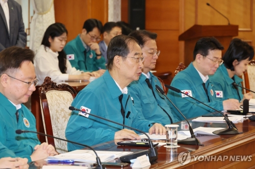 한덕수 국무총리가 27일 서울 종로구 정부서울청사에서 열린 보건의료노조 파업 관계장관회의를 주재하고 있다