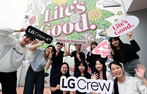 ▲ LG전자가 Z세대와 소통하며 차별화된 미래 고객경험을 찾기 위해 운영하는 LG크루 4기 멤버들이 지난 27일 서울 영등포구 양평동 그라운드220에서 최종 발표회에 앞서 사진 촬영을 하고 있다. [사진= LG전자 제공]