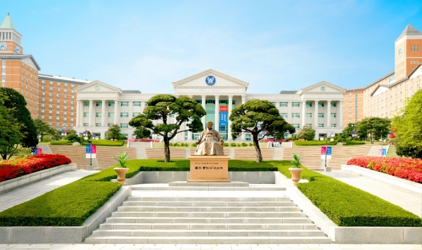 경복대학교 초대이사장 선덕여사 동상과 대학 전경