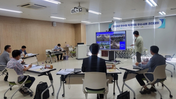내·외부 전문가로 구성된 심사위원이 적극행정 경진대회 3차 심사인 대면 심사를 진행하고 있다.(사진제공=한국수목원정원관리원(한수정))