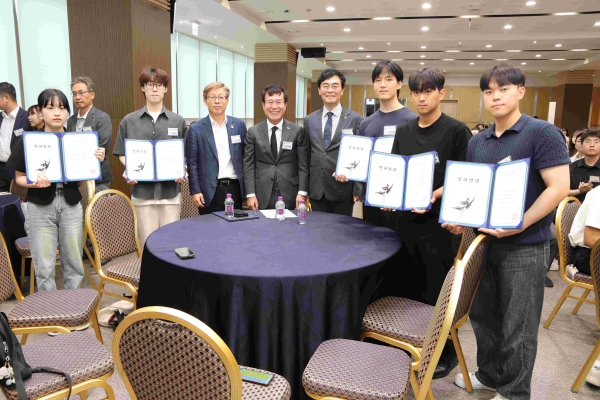 김두한 총동창회장, 김덕영 동문장학회 이사장, 조명우 총장(사진 좌에서 3,4,5번째)이 학생들에게 장학증서를 수여하고 격려했다.