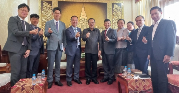 한국서부발전은 28일(수) 라오스 수도 비엔티안에서 포싸이 사야손(Phosay Sayasone, 왼쪽 다섯 번째) 라오스 에너지부 장관과 에너지 분야 협력 방안을 논의했다. 사진은 서규석 서부발전 사업부사장(왼쪽 네 번째) 등 서부발전 관계자들과 라오스 에너지부 관계자들이 기념촬영하는 모습