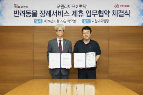 ▲왼쪽부터 최한길 교원라이프 인프라부문장, 강시걸 펫닥 프로덕트 전략본부 전무