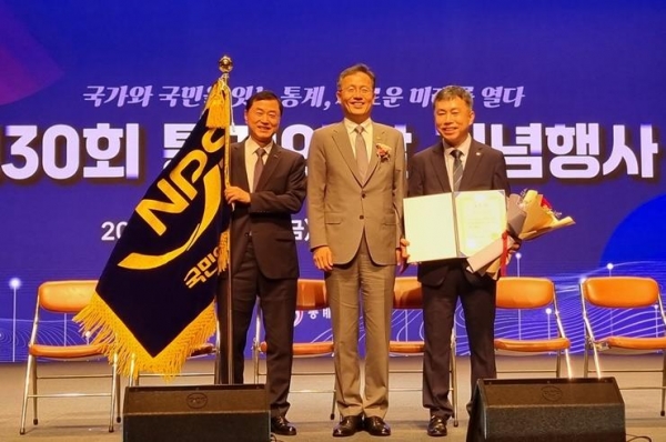 8월 30일 '제30회 통계의 날 기념행사'에서 통계유공 정부포상(국무총리 표창)을 수상 후 기념촬영을 하고 있는 (오른쪽부터) 정태규 국민연금공단 연금이사, 이형일 통계청장, 박경인 국민연금공단 가입기획부장