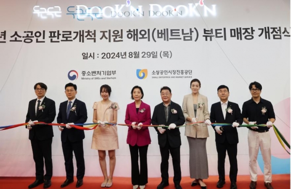소상공인시장진흥공단(이사장 박성효)은 29일(목) 14시, 베트남 하노이 빈컴메가몰 로열시티 B2층에 위치한 소공인 뷰티 상설 오프라인매장인 '두근두근'의 개점식을 개최했다. (왼쪽부터) 주베트남 대한민국 대사관 전두민 상무관, 하노이 한인회 김균수 수석부회장, 비엣텔포스트 쯔옹 콴 린 매니저, 중소벤처기업부 오영주 장관, 소상공인시장진흥공단 박성효 이사장, 한진 조현민 사장, 한진 노삼석 사장, ㈜앤드원코퍼레이션 고강혁 대표