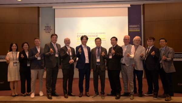 2024 자생국제학술대회 발표자들이 기념촬영을 하고 있다.(사진제공=자생한방병원)