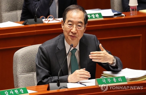 한덕수 국무총리가 3일 국회에서 열린 예산결산특별위원회 전체회의에 참석해 의원들의 질의에 답변하고 있다.