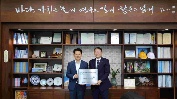 중소벤처기업인증원 엄진엽 원장(왼쪽)과 국립해양생물자원관 최완현 관장(오른쪽)이 인권경영시스템 인증현판 수여식 후 기념촬영을 하고 있다.