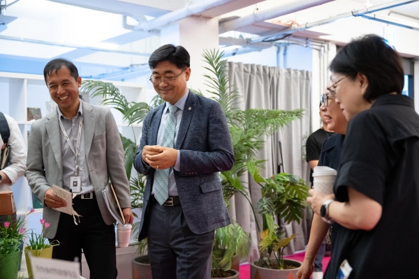 지난 9월 2일 서울 성수동 연무장길에서 열린 '디지털 치유정원' 팝업 전시에 참석한 한국수목원정원관리원 심상택 이사장(왼쪽 두 번째)이 전시를 관람하고 있다.
