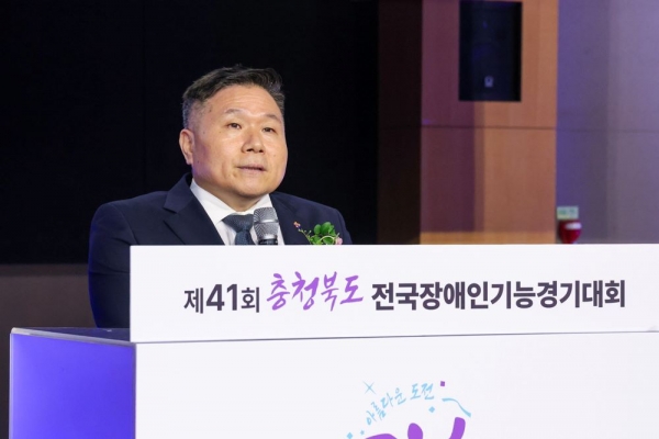 3일 그랜드플라자 청주호텔에서 열린 '제41회 충청북도 전국장애인기능경기대회' 개회식에서 조향현 한국장애인고용공단 이사장이 대회사를 전달하고 있다. 이번 대회는 40개 직종에 432명이 참여한 가운데 6일까지 4일간 진행될 예정이다.