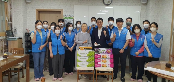 홍종욱 한국어촌어항공단 이사장(우측 4번째)과 한국어촌어항공단 직원이 추석명절 맞이 지역 사회복지시설인 '섭리의 집'을 방문해 단체 촬영 모습(2024.9.2.)