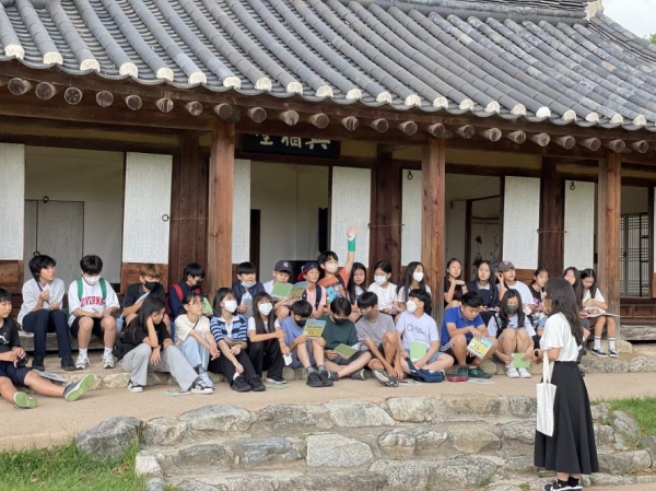 정약용 유적지(여유당)에서 교육강사의 설명을 듣고 있는 학생들(사진제공=경기문화재단 실학박물관)