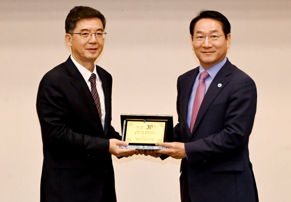 유정복 인천광역시장이 5일 연수구 경원재에서 중국 다롄시 슝 마오 핑 당서기와 우호도시 30주년 기념패를 교환하고 있다.