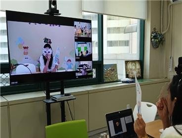 센터 아동들이 화상돌봄교실에 참여해 비대면 원격 화상교육을 받고 있다.(사진제공=성남도시개발공사)