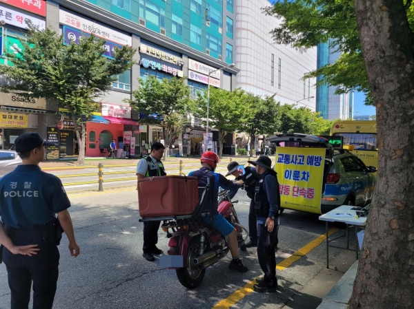 한국교통안전공단은 지난 8월 28일 경기도 일산 라페스타 앞에서 경찰과 함께 이륜차 단속을 실시했다.
