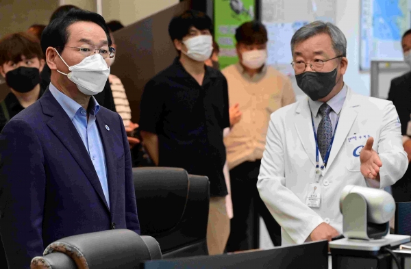 유정복 인천광역시장(왼쪽)이 9일 가천대길병원에서 양혁준 권역응급의료센터장에게 비상진료체계 등 의료현황을 설명받고 있다.