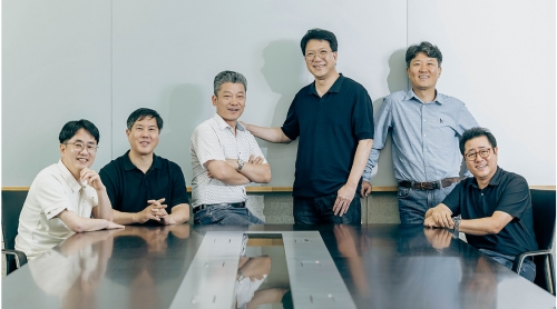 (왼쪽부터)김형수 부사장(DRAM AE), 조영만 부사장(DRAM PI), 오태경 부사장(1c Tech TF), 조주환 부사장(DRAM 설계), 정창교 부사장(DRAM PE), 손수용 부사장(개발 TEST)[사진=SK하이닉스]