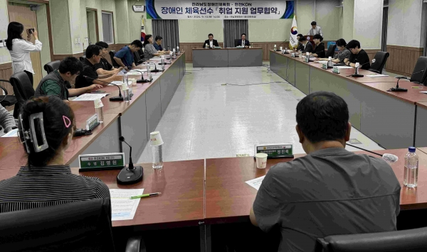 한전KDN과 전라남도장애인체육회간 장애인 체육선수 취업 지원 업무협약을 진행하고 있는 모습.