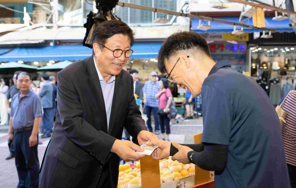 도성훈 인천시교육감은 추석 명절을 앞두고 10일 인천 남동구 모래내시장(상인회장 서장열)에서 교육청 직원들과 '소상공인과 함께하는 전통시장 장보기 행사'에 참여했다.