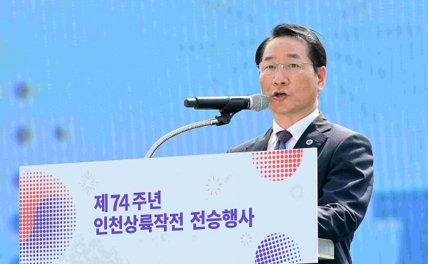 유정복 인천광역시장이 11일 내항 8부두에서 열린 '제74주년 인천상륙작전 전승 기념식'에서 기념사를 하고 있다.