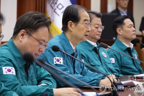 한덕수 국무총리가 12일 서울 종로구 정부서울청사에서 열린 의사집단행동 중앙재난안전대책본부 회의를 주재하고 있다.