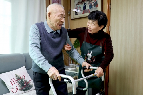 ▲ 요양보호사가 어르신 댁을 방문해 활동하고 있는 모습 [사진= 성동구 제공]