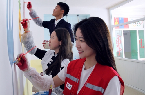 ▲ LG전자 임직원과 'LG전자 ESG 아카데미' 학생들로 구성된 라이프스굿 봉사단이 9일부터 닷새간 몽골 울란바토르 샤하르트 79번 학교에서 몽골 학생들과 함께 급식실 내부 벽화 작업을 진행하고 있다. [사진= LG전자 제공]
