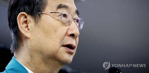 한덕수 국무총리가 12일 서울 종로구 정부서울청사에서 의사집단행동 중앙재난안전대책본부 회의 결과 브리핑을 하고 있다.