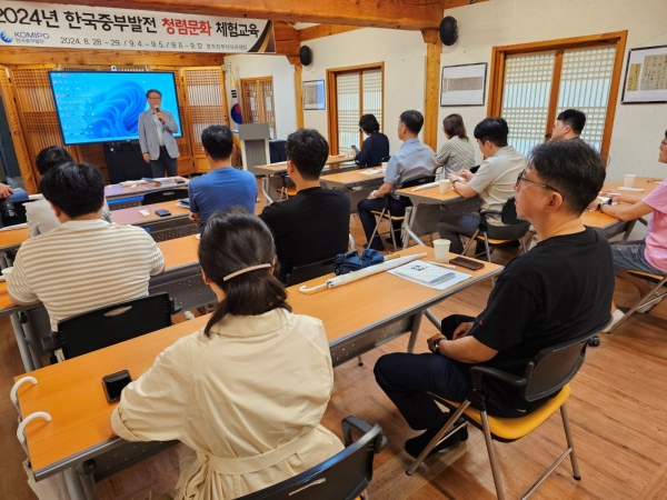 곽영교 한국중부발전 상임감사위원이 참석한 청렴코디들에게 회사의 청렴정책에 대해 설명하고 있다.