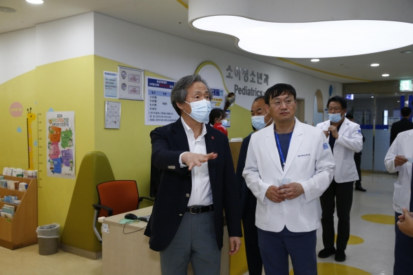 국민건강보험공단 정기석 이사장(왼쪽)이 13일 국민건강보험 일산병원 현장을 방문해 일산병원 한창훈 병원장(오른쪽)과 이야기를 나누고 있다.